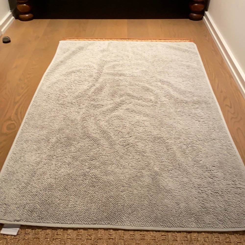 Silver grey bath mat